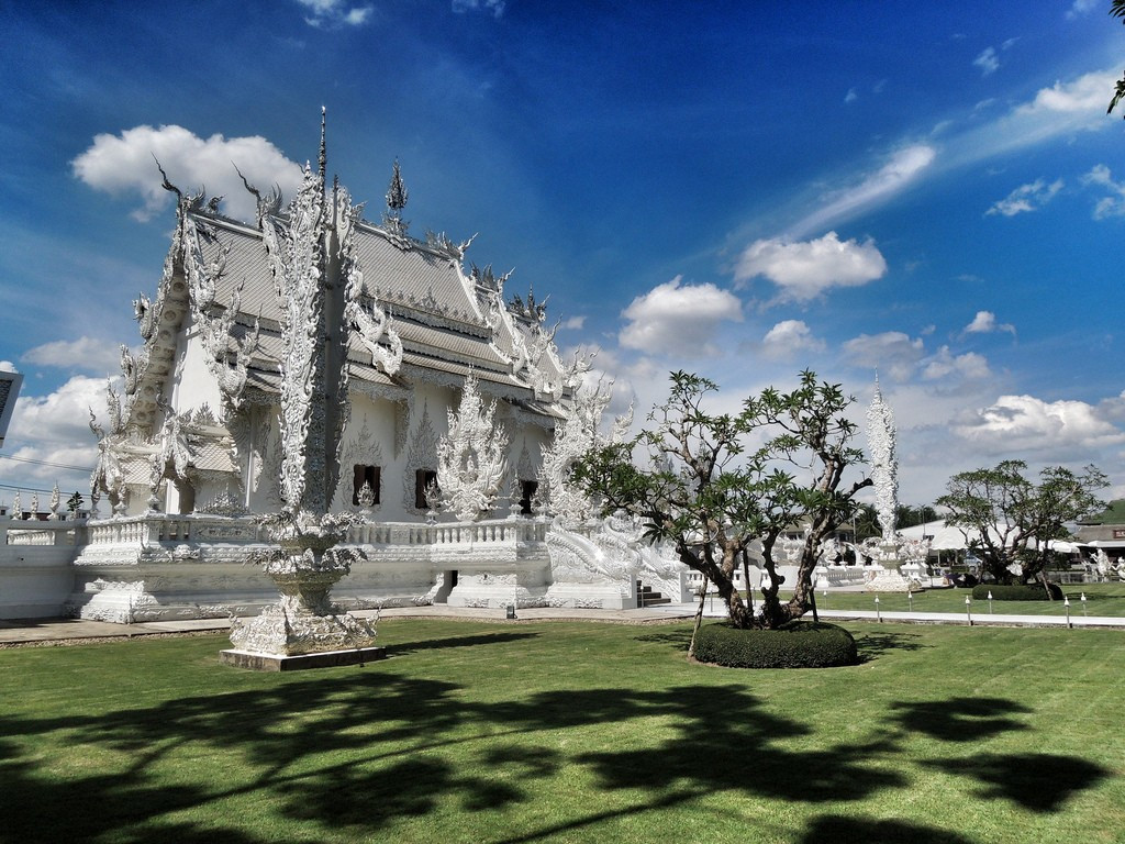 Ко входу в нирвану - Белый храм - ведёт мост – фотографии Таиланда