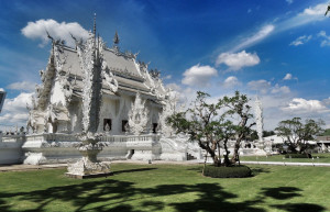 Ко входу в нирвану - Белый храм - ведёт мост – фотографии Таиланда