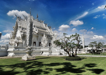 Ко входу в нирвану - Белый храм - ведёт мост – фотографии Таиланда