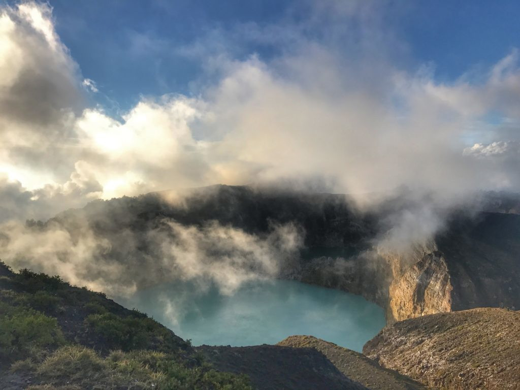 Вокруг озёр горы Келимуту мало тени, поэтому надевайте головной убор и защитите себя от солнца – фотографии Индонезии