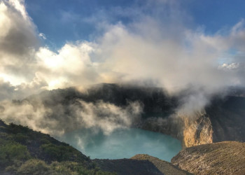 Вокруг озёр горы Келимуту мало тени, поэтому надевайте головной убор и защитите себя от солнца – фотографии Индонезии
