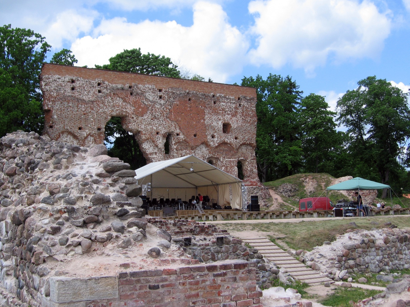 Руины замка Феллин в Вильянди – фотографии Эстонии