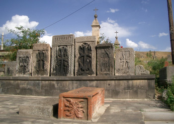 Хачкары у Чёрной Церкви в армянском Ванадзоре – фотографии Армении