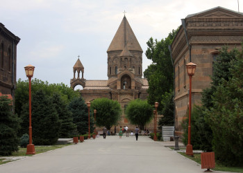 Улица в Вагаршапате, ведущая в Эчмиадзинский кафедральный собор – фотографии Армении