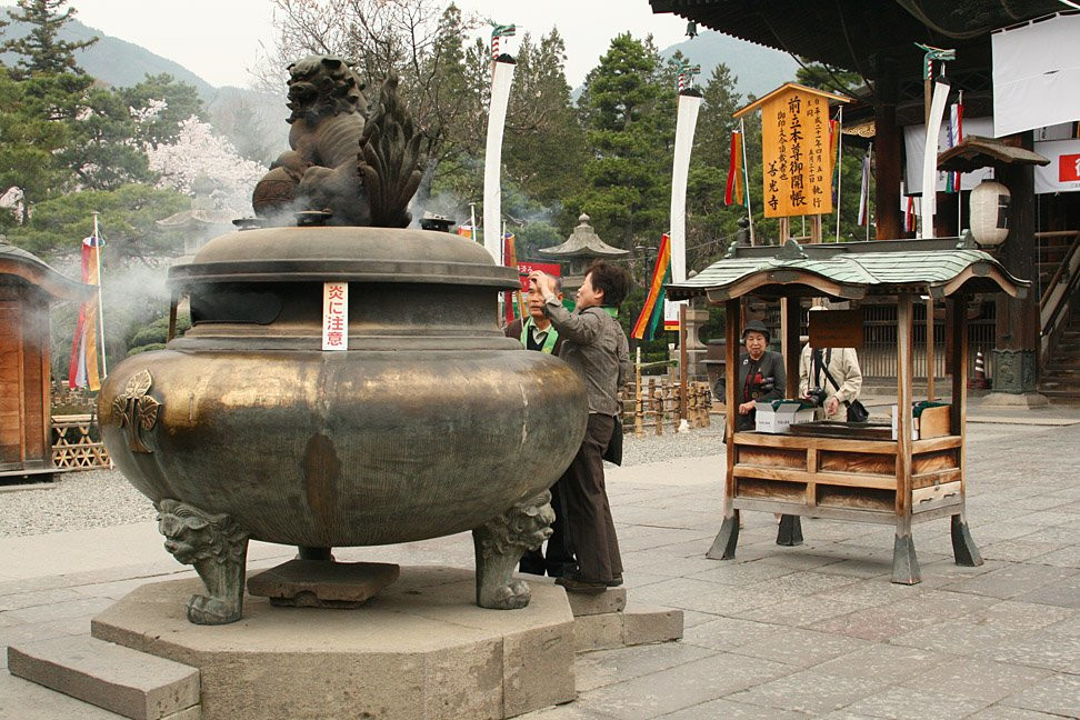 Религиозный храм в Нагано, Япония – фотографии Японии