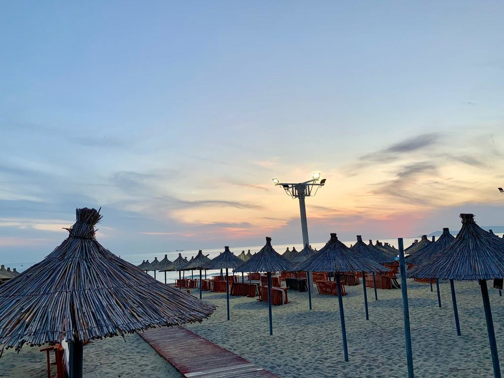 Соломенные зонтики на пляже. Дуррес. Албания – фотографии Албании