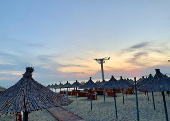 Соломенные зонтики на пляже. Дуррес. Албания – фотографии Албании