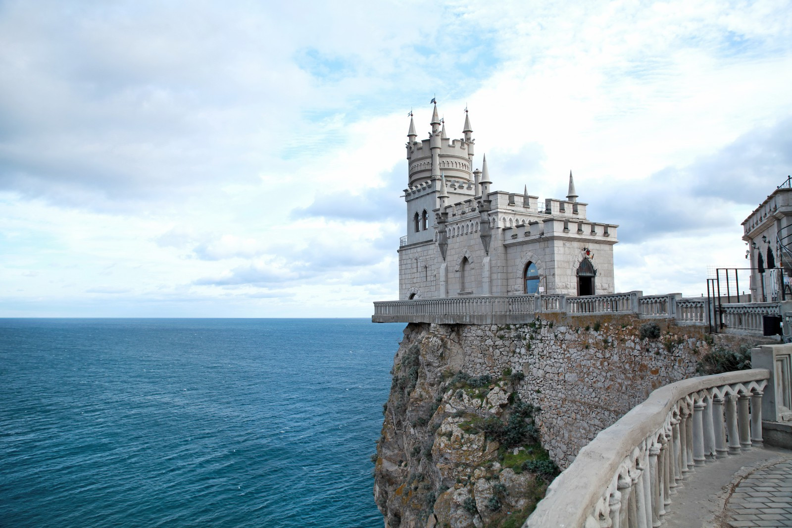 Замок Ласточкино гнездо (Swallow's Nest) расположен в посёлке Гаспра, недалеко от города Ялта – фотографии России