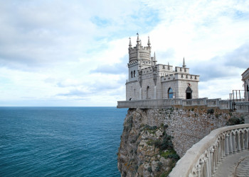 Замок Ласточкино гнездо (Swallow's Nest) расположен в посёлке Гаспра, недалеко от города Ялта – фотографии России