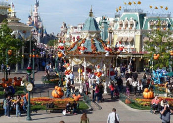 Разнообразие ресторанов и кафе, отельный комплекс и множество сувенирных магазинов - в Диснейленде – фотографии Франции