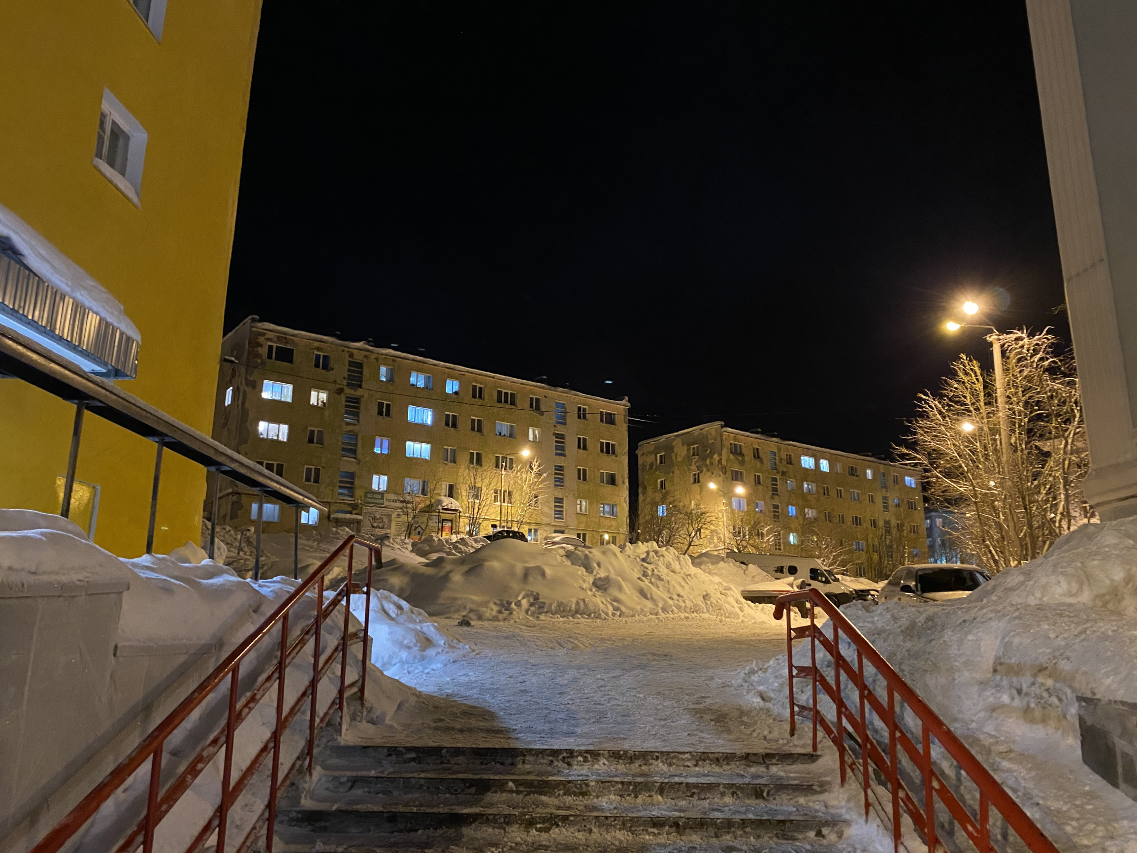 Вид во дворы с проспекта Ленина в Кировске – фотографии России