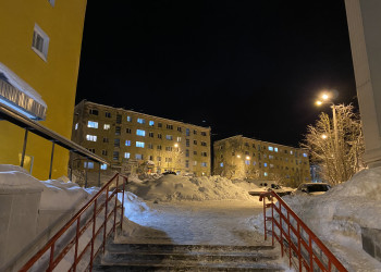 Вид во дворы с проспекта Ленина в Кировске – фотографии России