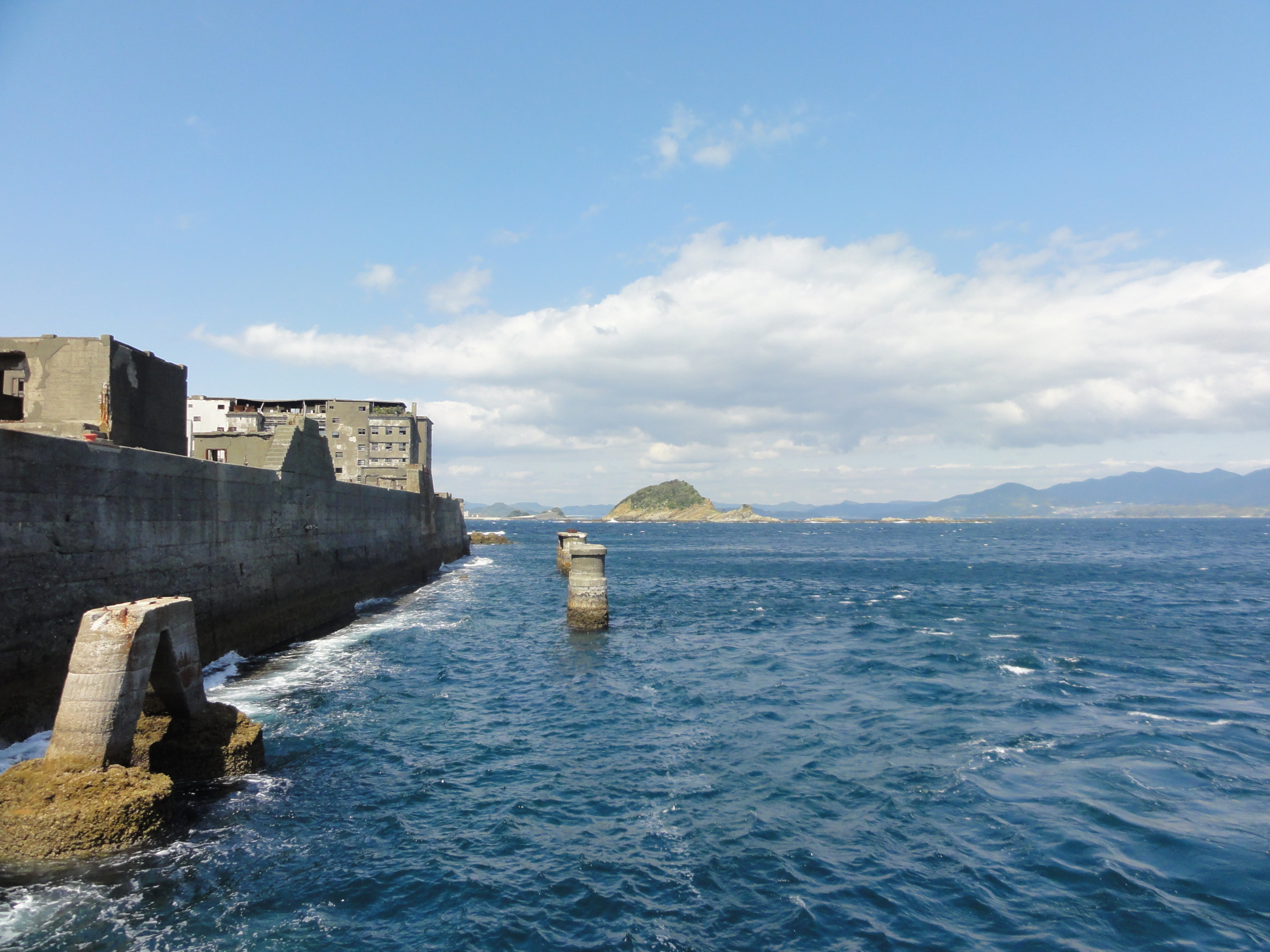 Остров Мицубиси Гункандзима (Gunkanjima), Япония – фотографии Японии