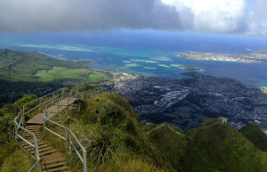 Головокружительная лестница Хайку (Haiku Stairs) на Гавайских островах, США – фотографии США