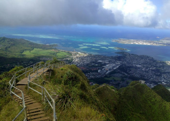 Головокружительная лестница Хайку (Haiku Stairs) на Гавайских островах, США – фотографии США