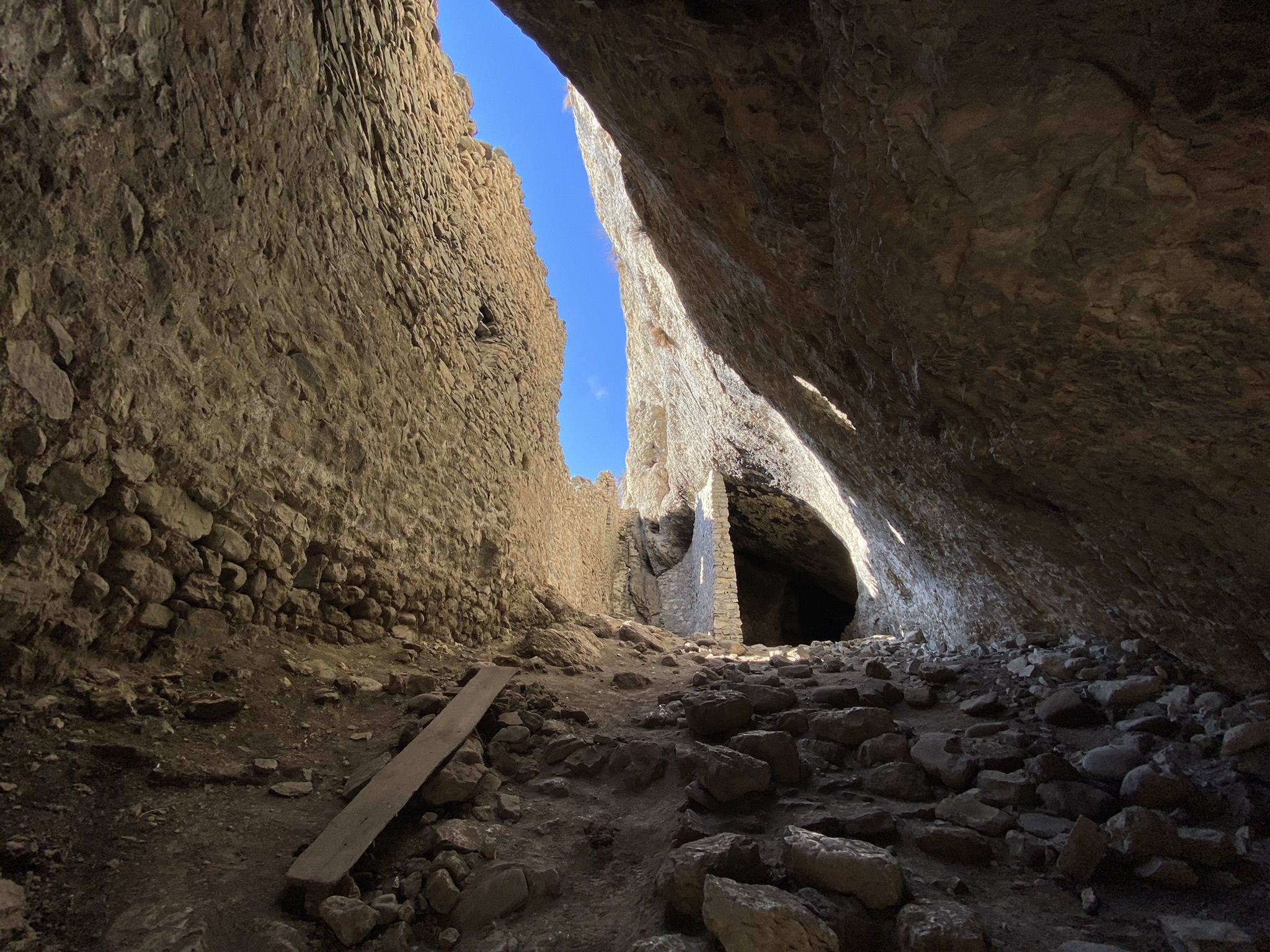 Внутри крепости Дзивгис, Северная Осетия, Россия – фотографии России