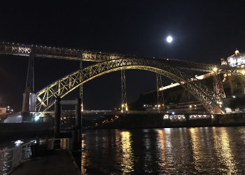 Ночной мост Понти-ди-Дон-Луиш I в Порту – фотографии Португалии