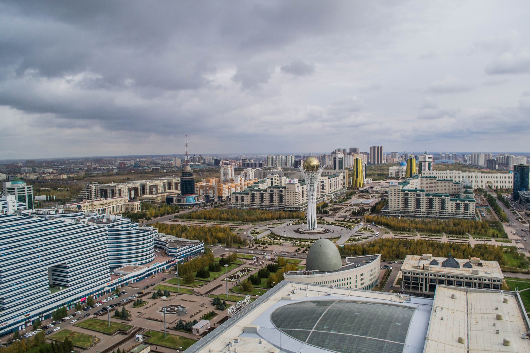 Вид на Байтерек и бульвар – фотографии Казахстана