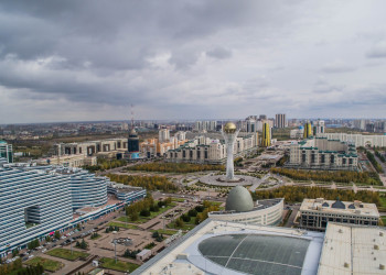 Вид на Байтерек и бульвар – фотографии Казахстана