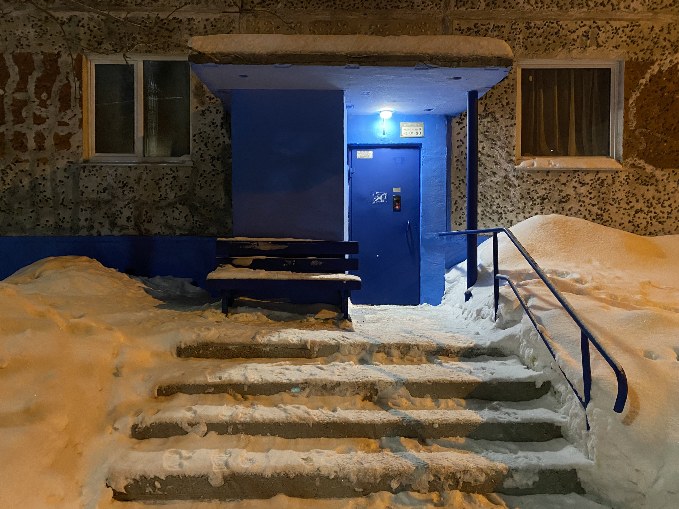 Типичный подъезд в жилых домах Кировска – фотографии России