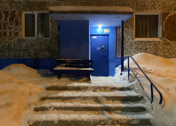 Типичный подъезд в жилых домах Кировска – фотографии России