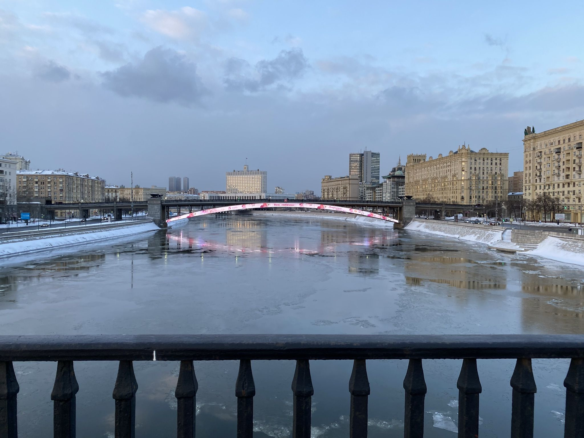 Вид с Бородинского моста на Москва реку зимой – фотографии России