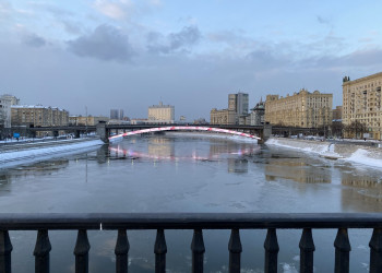 Вид с Бородинского моста на Москва реку зимой – фотографии России