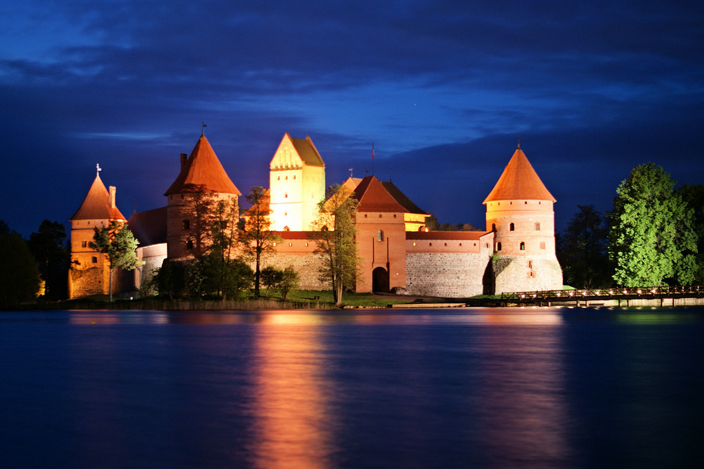 Тракайский островной замок в сумерках, Литва – фотографии Литвы
