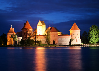 Тракайский островной замок в сумерках, Литва – фотографии Литвы