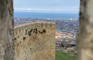 Нарын-кала, вид на город Дербент и море через крепостную стену – фотографии России