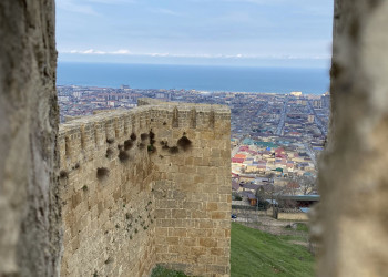 Нарын-кала, вид на город Дербент и море через крепостную стену – фотографии России