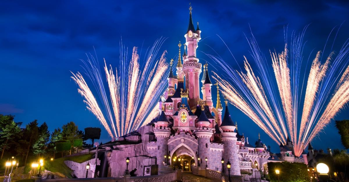 Билет Fast Pass в Парижском Диснейленде позволяет проходить на аттракционы, минуя очереди – фотографии Франции