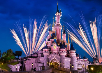 Билет Fast Pass в Парижском Диснейленде позволяет проходить на аттракционы, минуя очереди – фотографии Франции