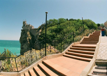 К замку Ласточкино гнездо ведёт узкая тропинка с лестницей, на которой встречаются сувенирные лавки – фотографии России