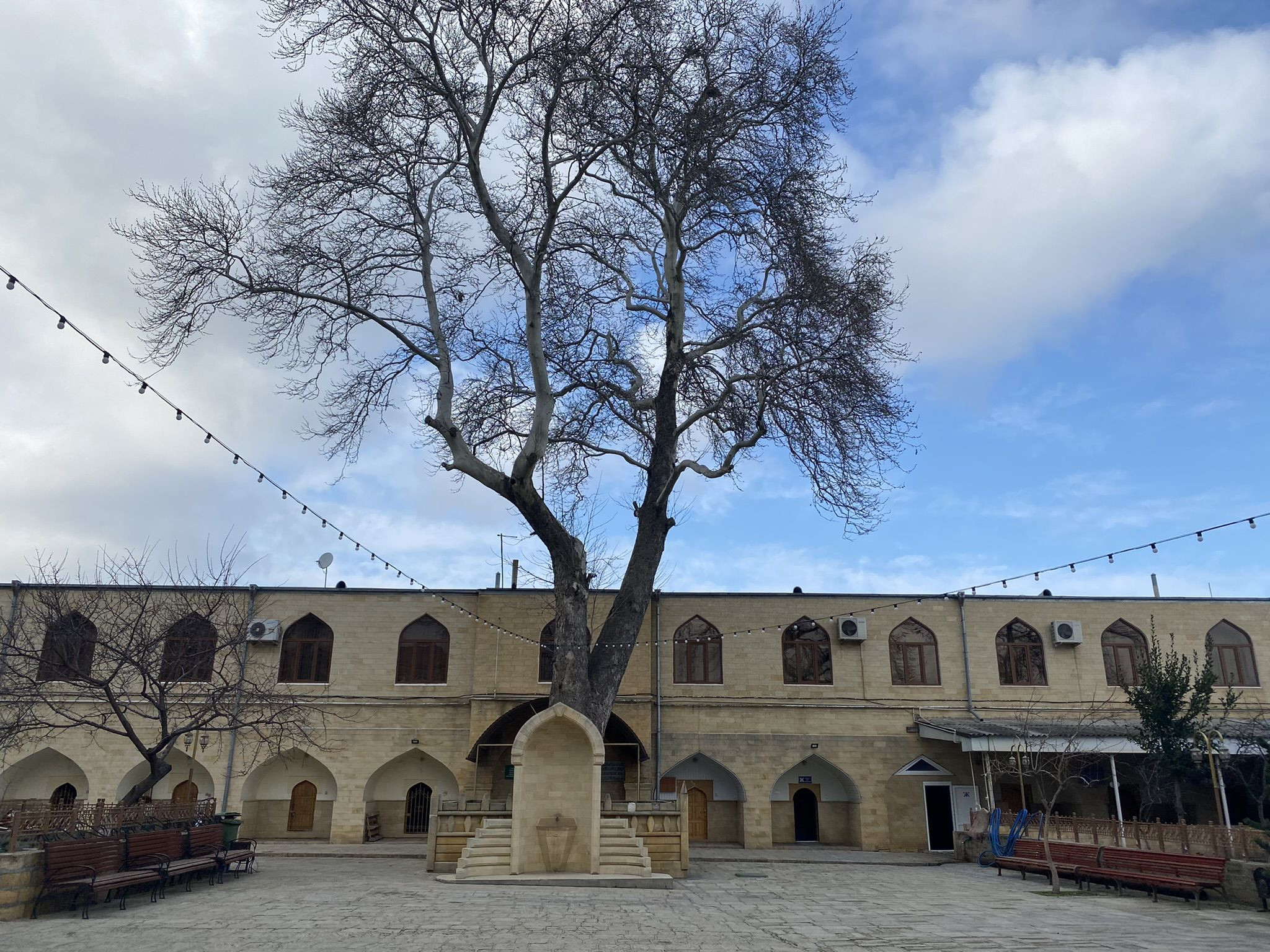 Дербентская Джума-мечеть, внутри на территории – фотографии России