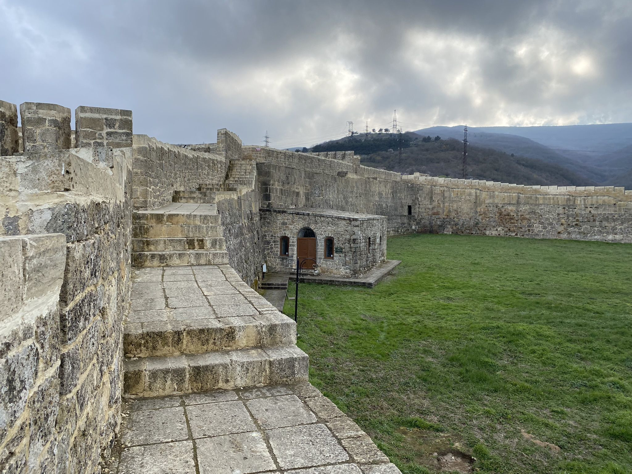 Вид на стены крепости Нарын-кала с внутренней территории – фотографии России