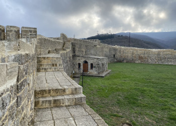 Вид на стены крепости Нарын-кала с внутренней территории – фотографии России