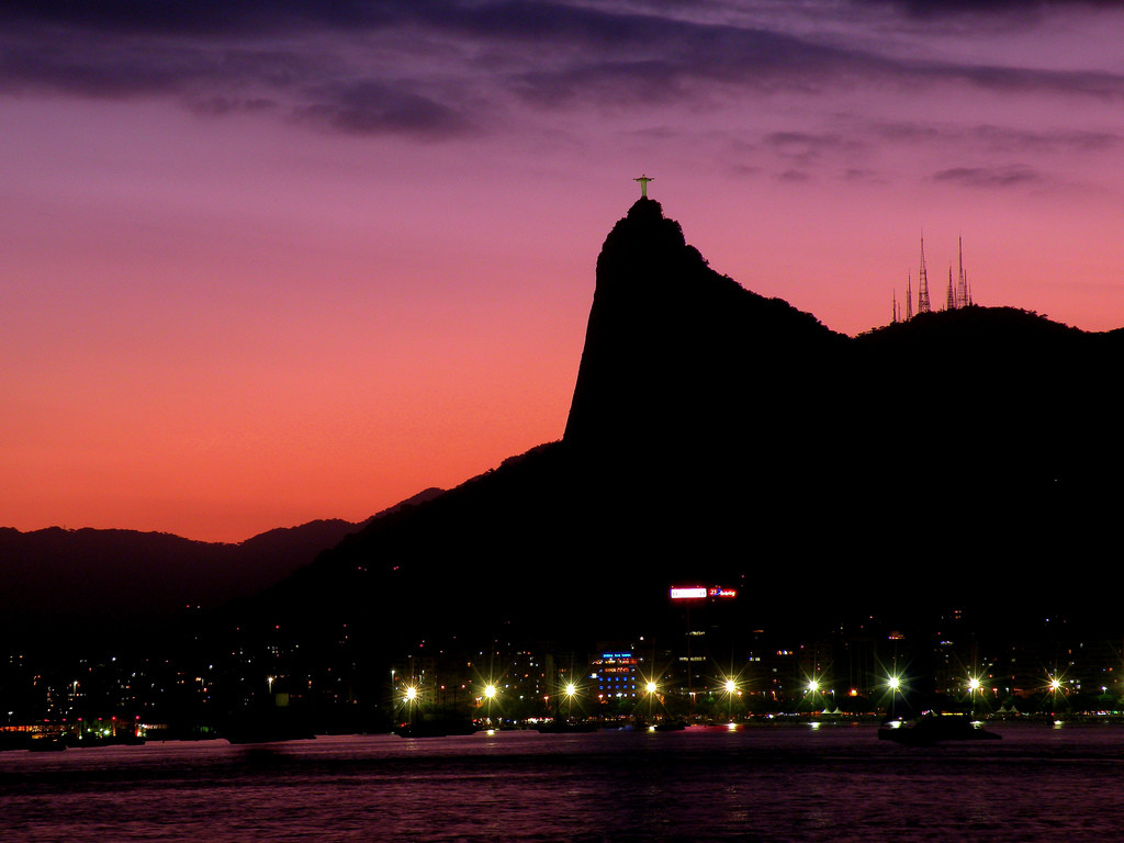 Пейзаж заката на горе Корковадо в Рио-де-Жанейро – фотографии Бразилии
