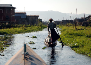 Прогулка по озеру на каноэ – фотографии Мьянмы