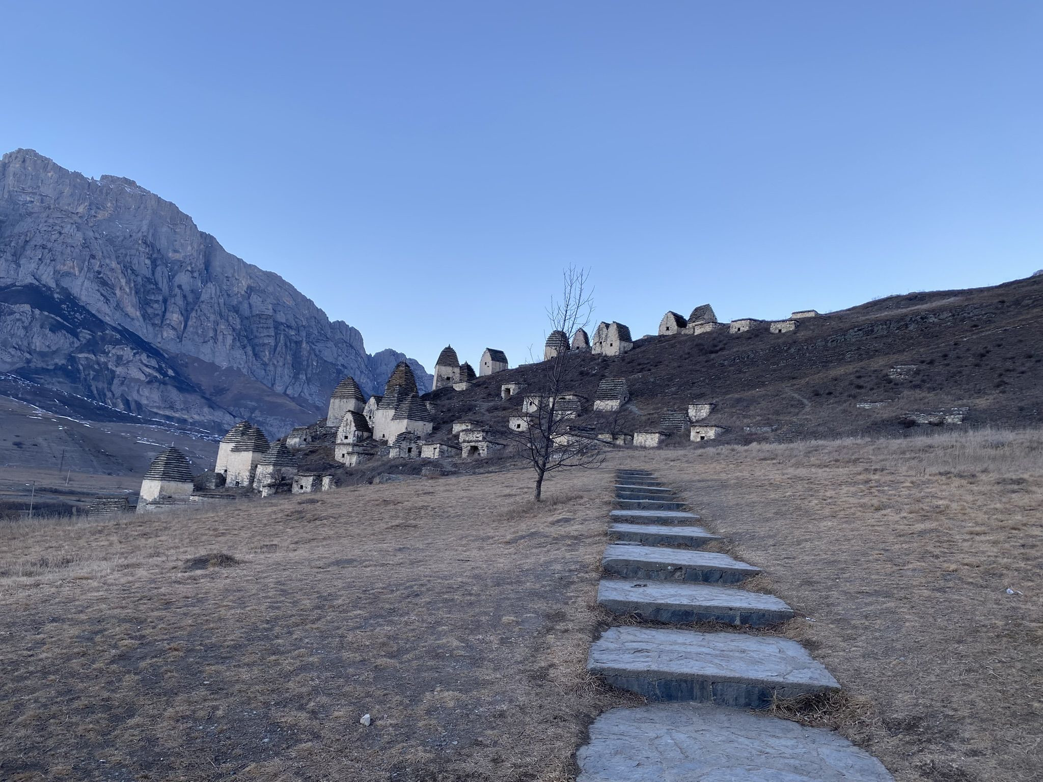 Вид со стороны главного входа на усыпальницы Даргавса – фотографии России