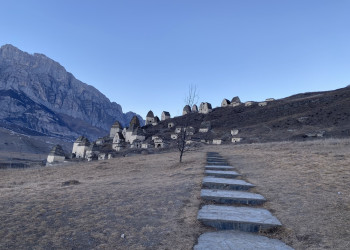 Вид со стороны главного входа на усыпальницы Даргавса – фотографии России