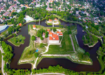 Вид сверху на Епископский замок в Курессааре – фотографии Эстонии