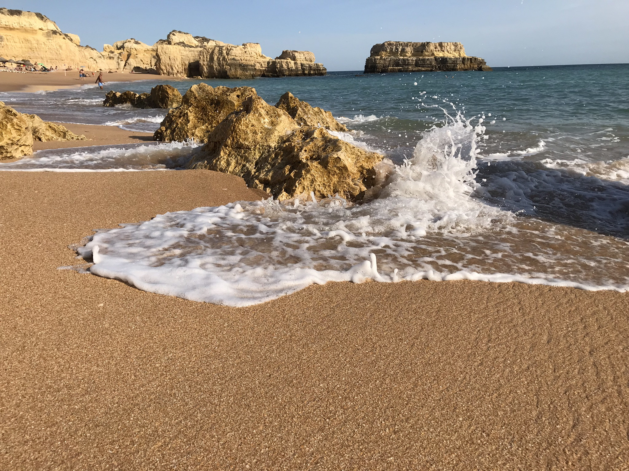 Пляж Кастело (Praia do Castelo) в 7,5 км Албуфейры – фотографии Португалии