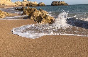 Пляж Кастело (Praia do Castelo) в 7,5 км Албуфейры – фотографии Португалии