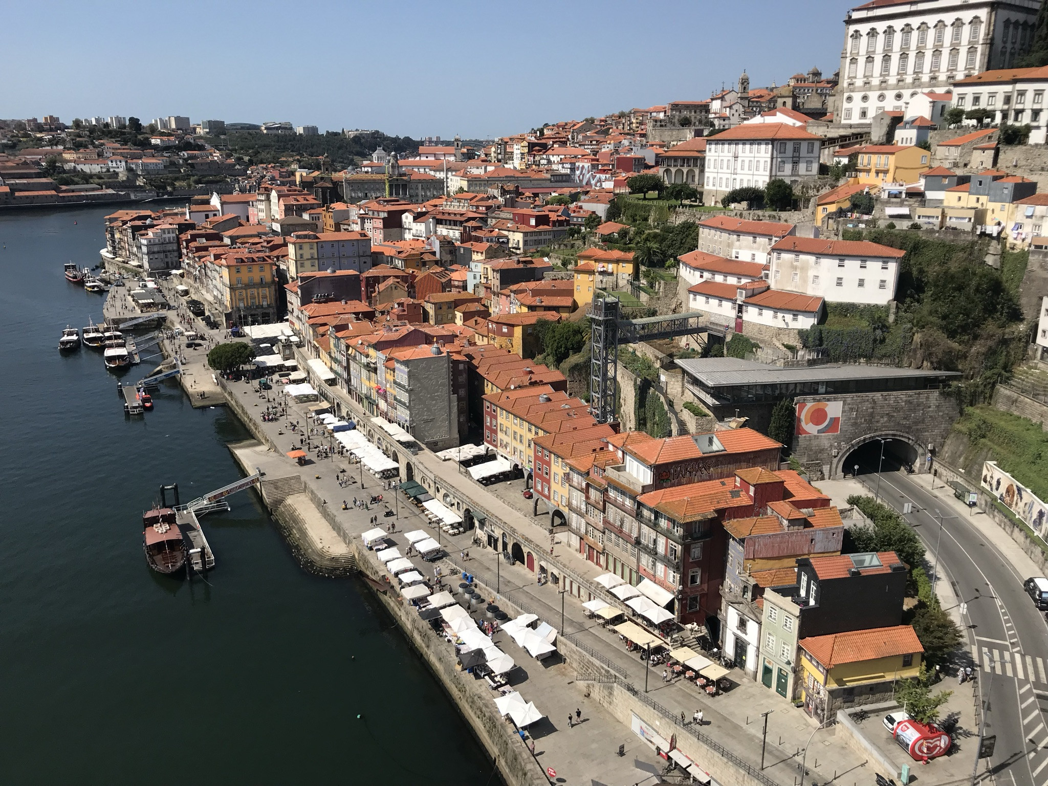 Вид с моста Понти-ди-Дон-Луиш I на набережную и исторический центр Порту – фотографии Португалии