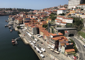 Вид с моста Понти-ди-Дон-Луиш I на набережную и исторический центр Порту – фотографии Португалии