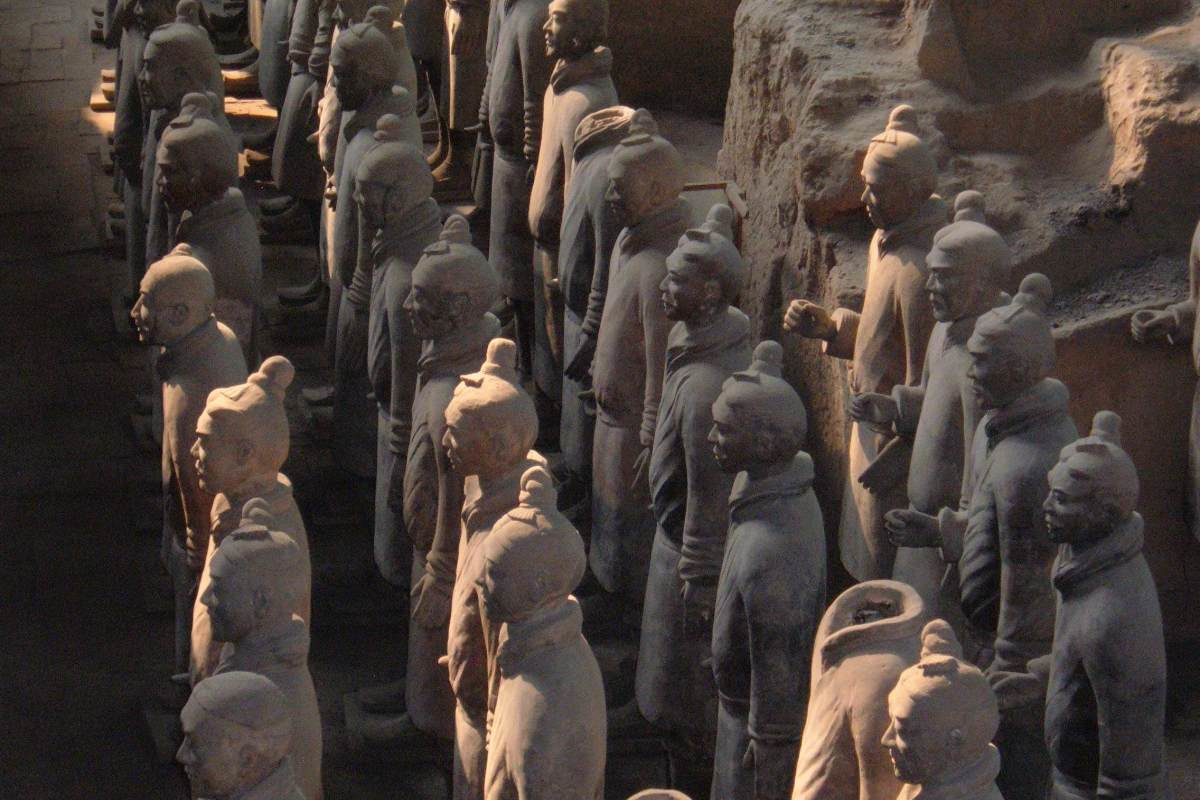 Глиняные солдаты Терракотовой армии рядом с Сиань в Китае – фотографии Китая