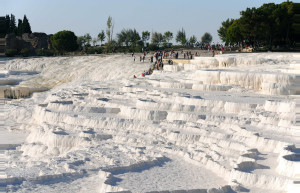 Белые склоны Памуккале в Турции – фотографии Турции