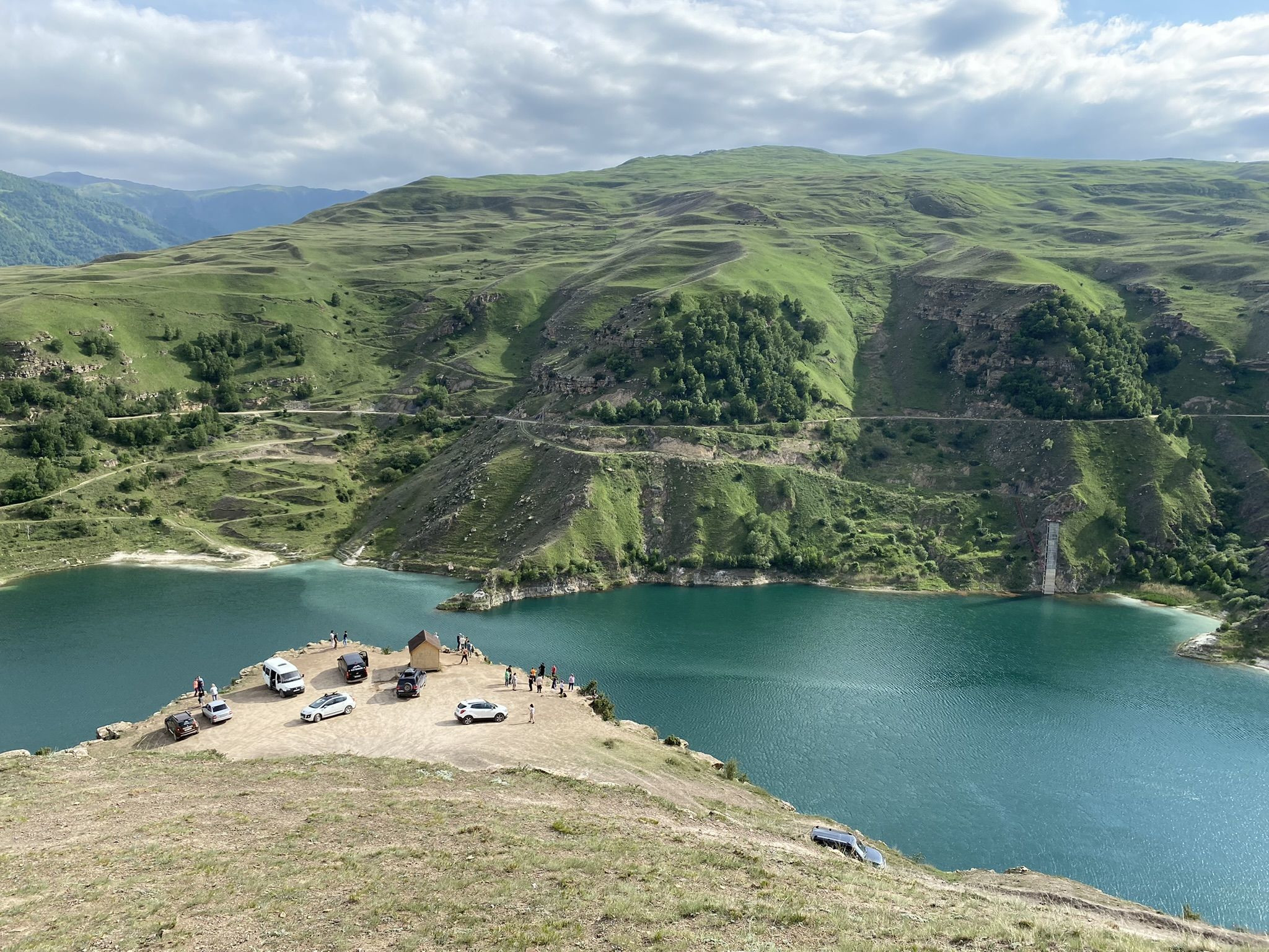 Озеро Былым, вид на верхнюю смотровую площадку – фотографии России