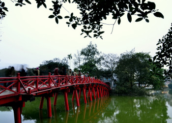Пагода Нгокшон на озере Хоанкьем в городе Ханой – фотографии Вьетнама